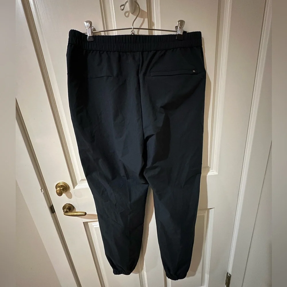 $100 BANANA REPUBLIC Men’s Performance Tech Motion Hybrid Pant in Black